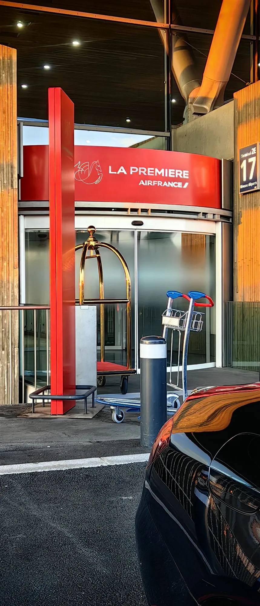 Dedicated Air France La Première entrance at Terminal 2E, porte 17, chauffeur car kerbside