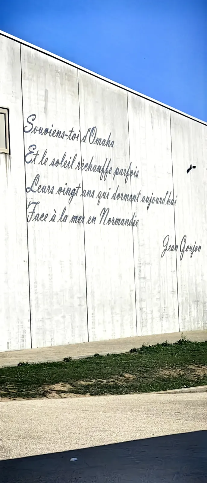 Painted poem Souviens-toi d'Omaha on an outside wall of the Overlord Museum, Colleville-sur-Mer